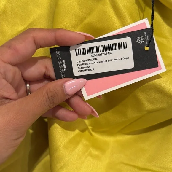 Pretty little thing PLUS CHARTREUSE CONSTRUCTED SATIN RUCHED DRAPE BODYCON SKIRT - Picture 6 of 6